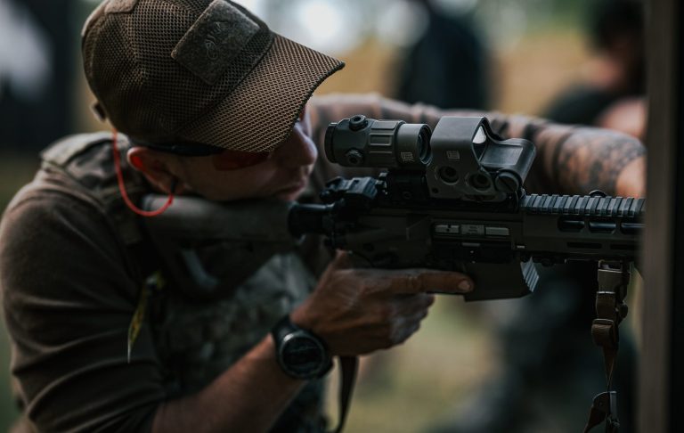 Frank Schlüter mit Gewehr bei den Tactical Games in Polen